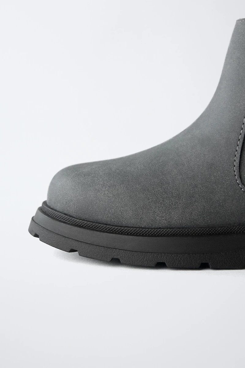 CHELSEA BOOTS
