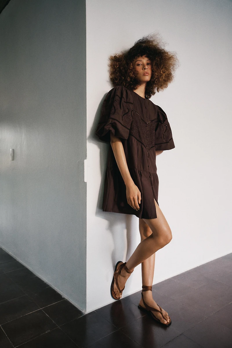 ROBE COURTE EN POPELINE BRODÉE