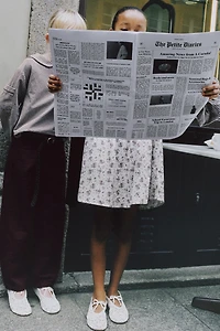 ROBE À PLIS NERVURÉS ET FLEURS