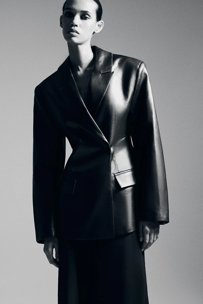 FITTED FAUX LEATHER BLAZER