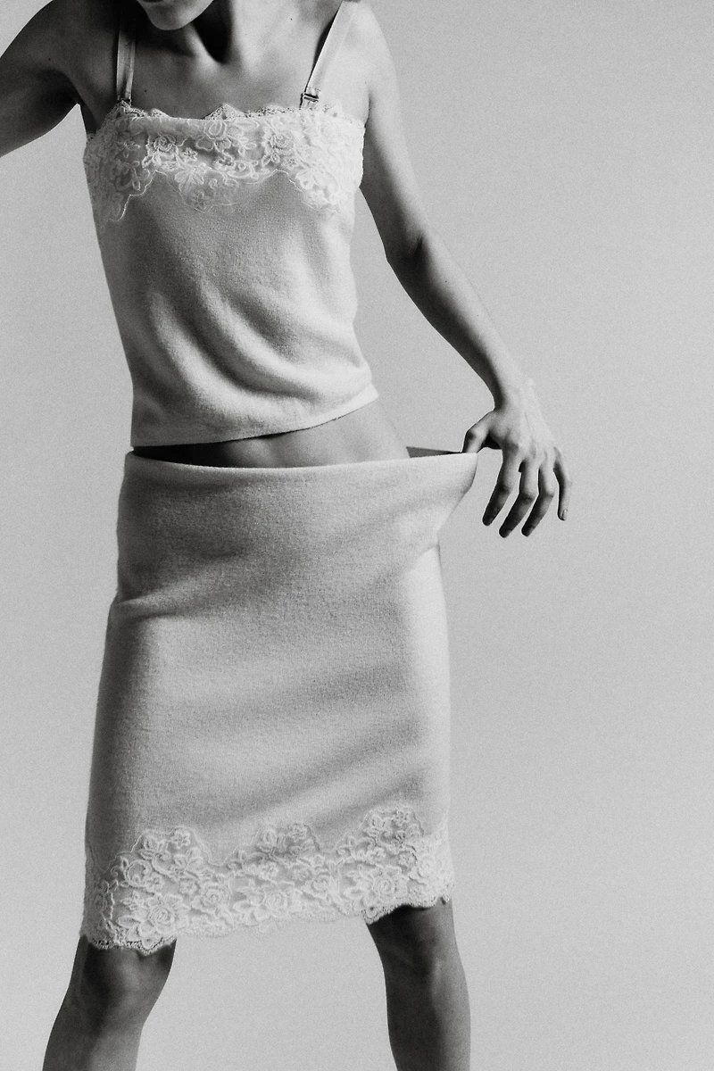 EMBROIDERED LACE KNIT TOP