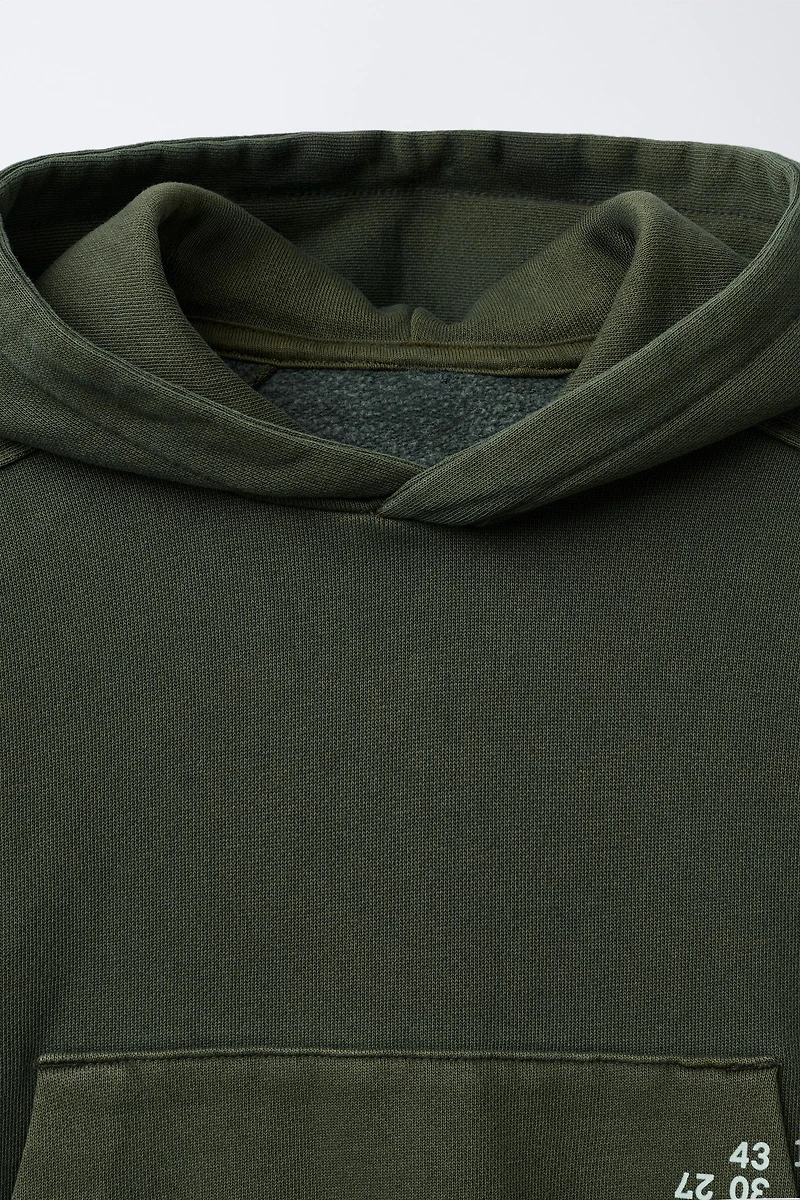 SWEAT À CAPUCHE TEINT EN PIÈCE