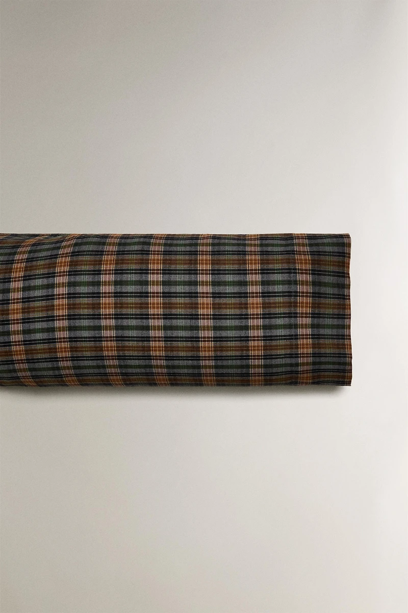 TAIE D’OREILLER EN FLANELLE À CARREAUX