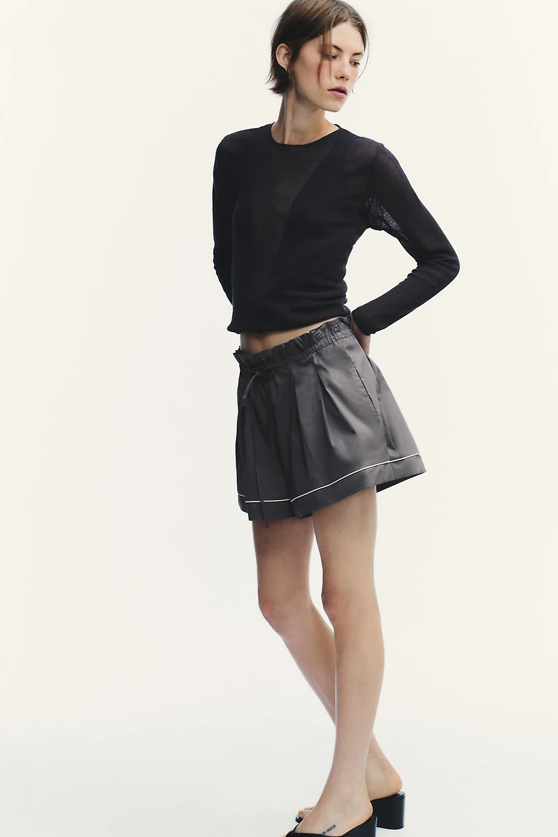 PIPING DETAIL VOLUME SHORTS