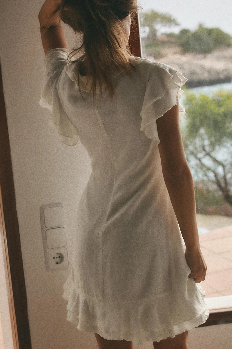 ROBE COURTE À VOLANTS