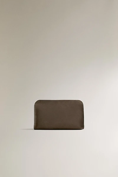 LEATHER TOILETRY BAG