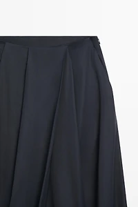Total look flowing draped trousers