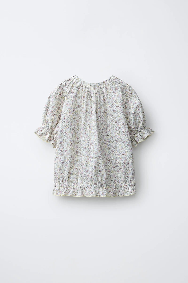 BLOUSE À PLIS NERVURÉS ET FLEURS