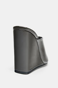 PATENT WEDGE HEELS
