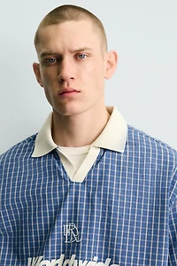 CHEMISE POLO COURTE COUPE TEXTE IMPRIMÉ