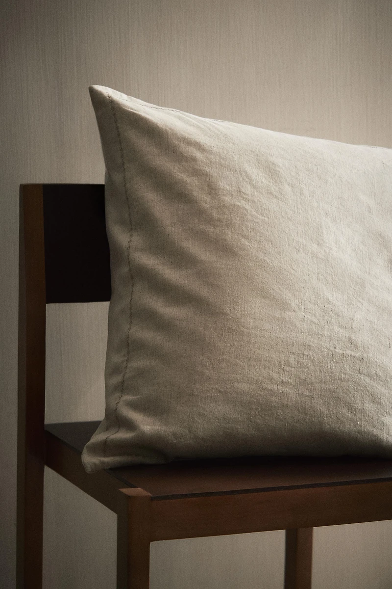 PADDED LINEN CUSHION COVER FOR QUILTS WITH DOTS