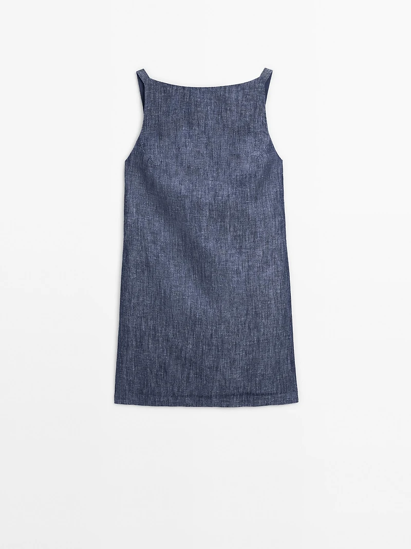 Short dress with low-cut back