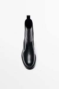 Flat leather Chelsea ankle boots