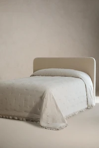 LINEN QUILT WITH A LACE TRIM