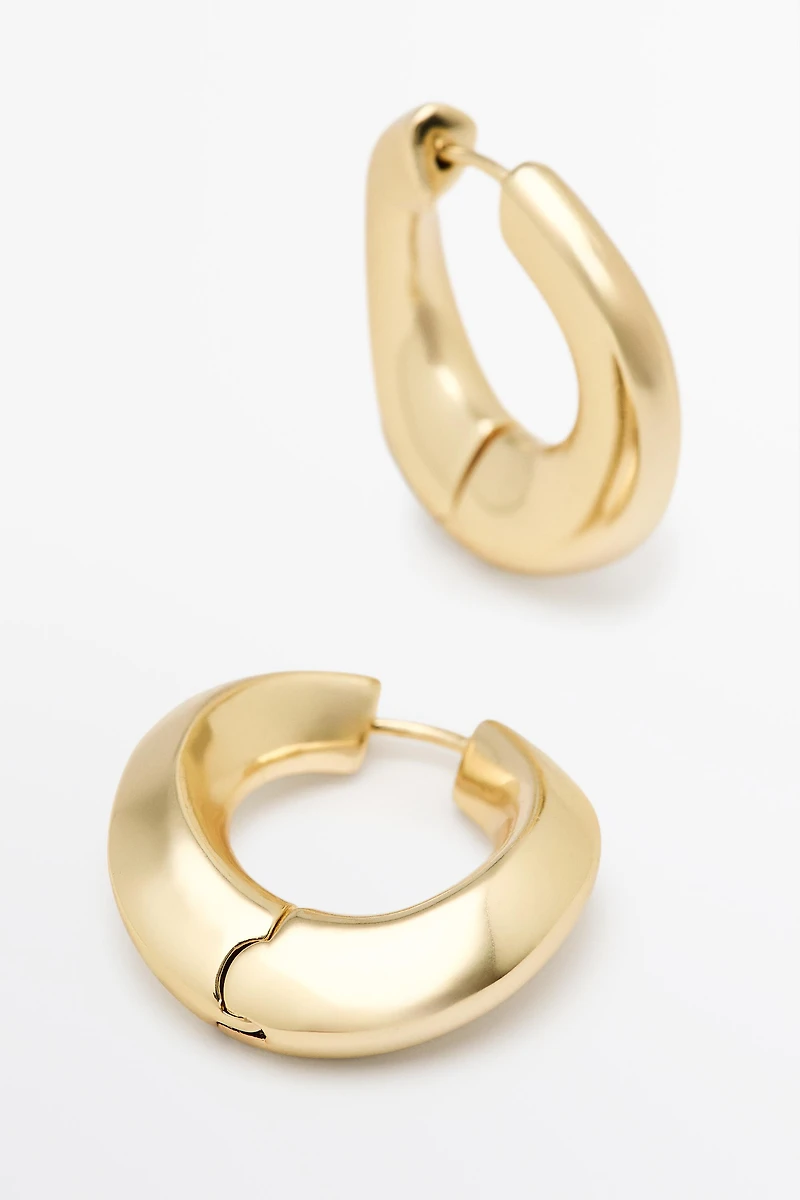 Voluminous hoop earrings
