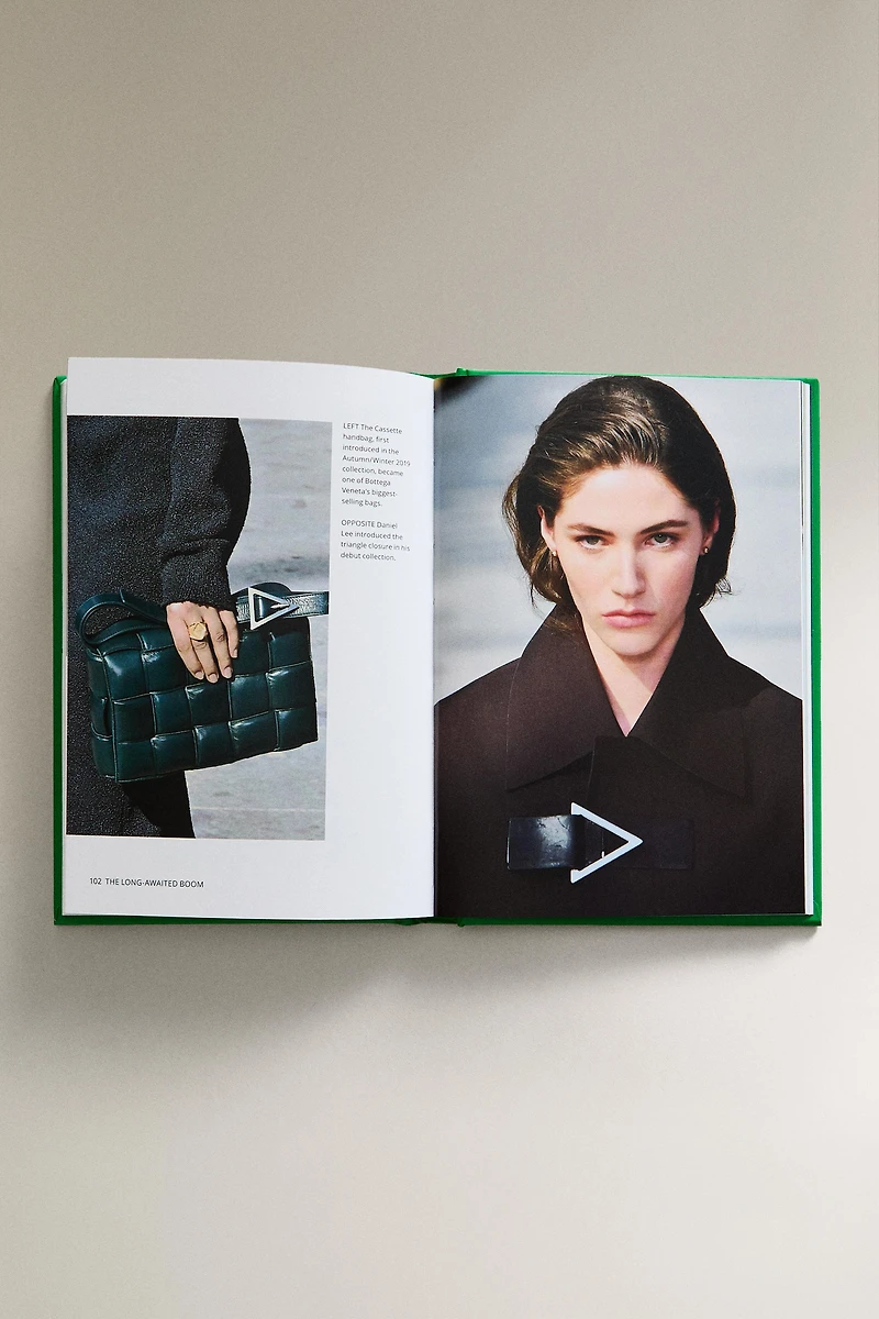 THE LITTLE BOOK OF BOTTEGA VENETA (ENGLISH)