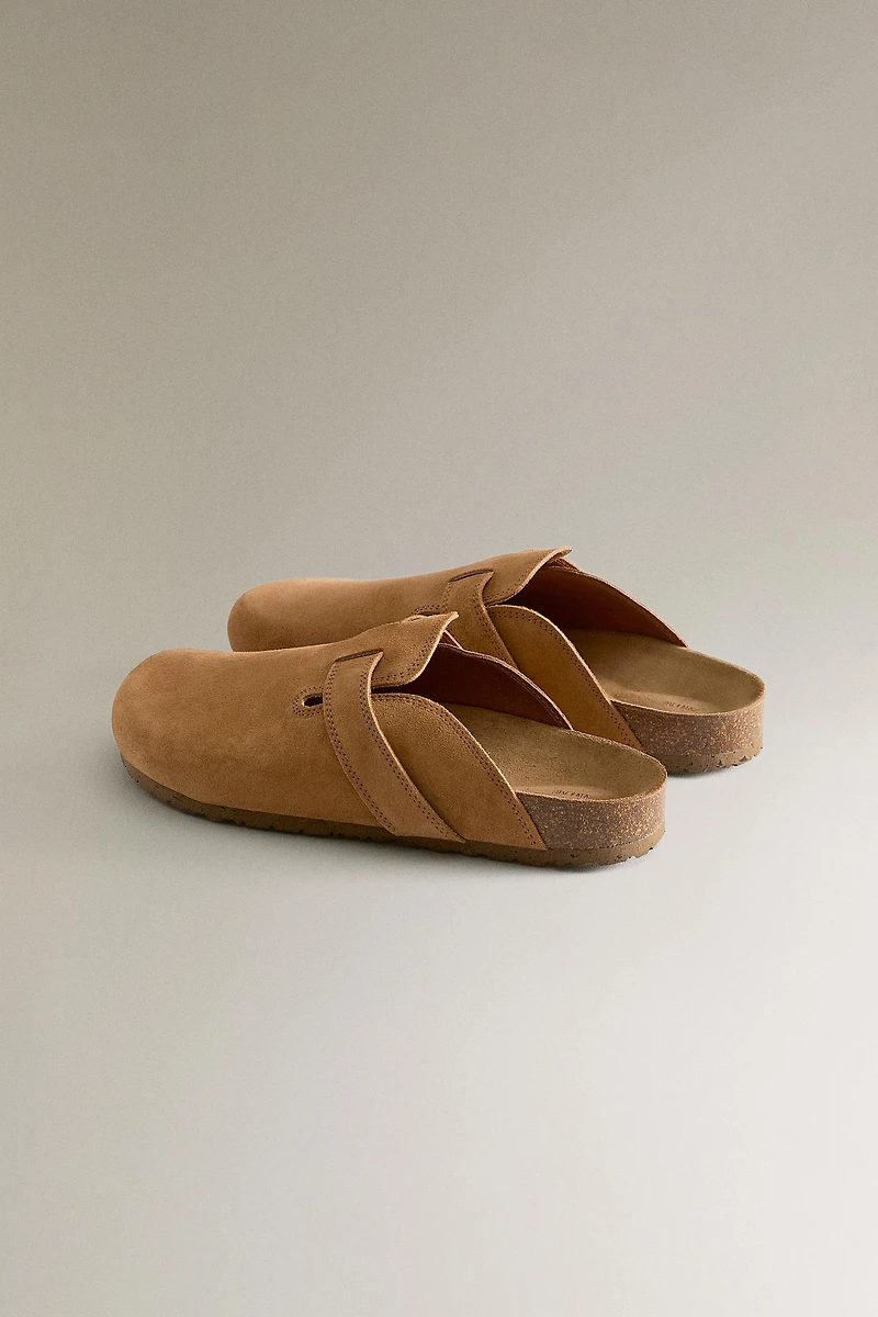 LEATHER CLOGS WITH STRAP