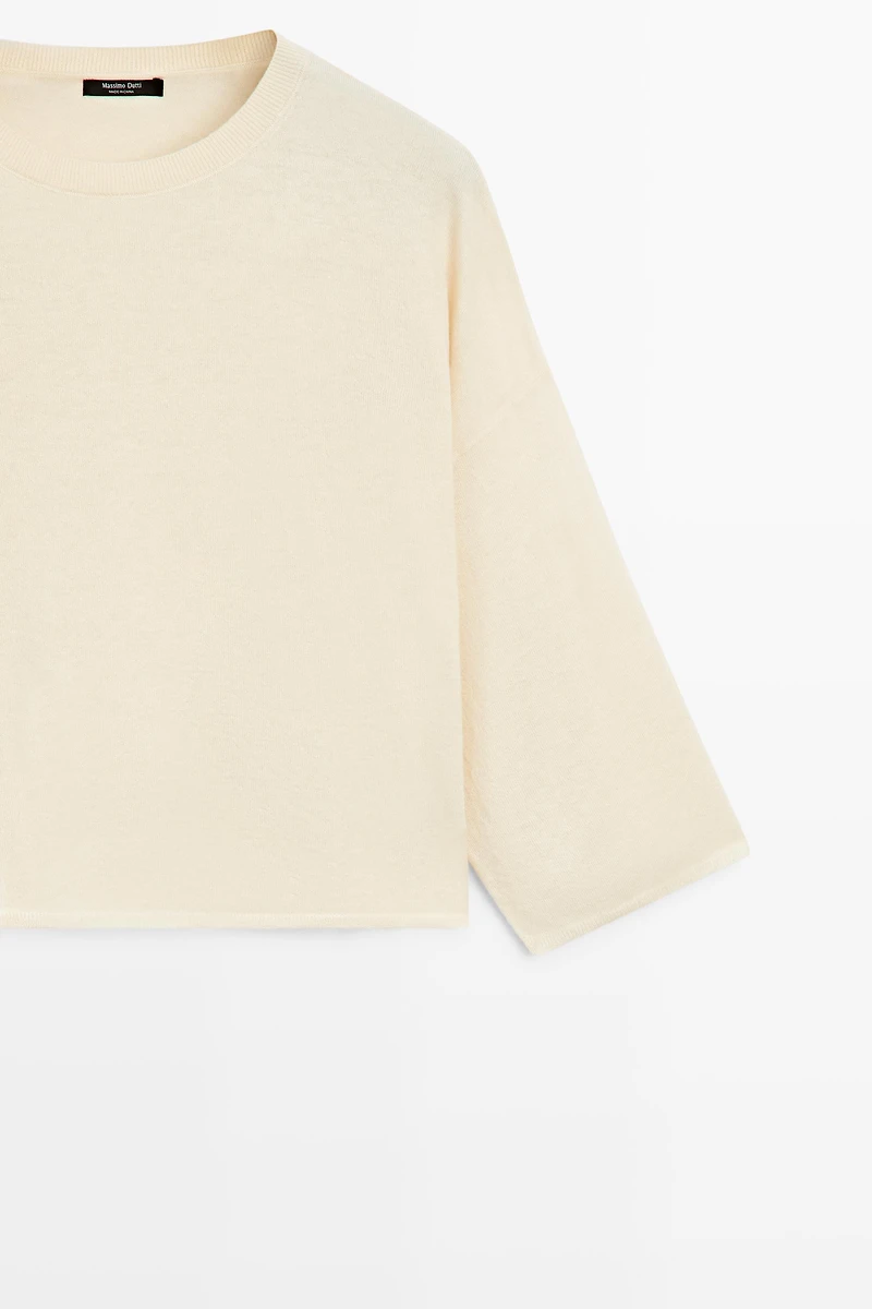 Round neck knit sweater