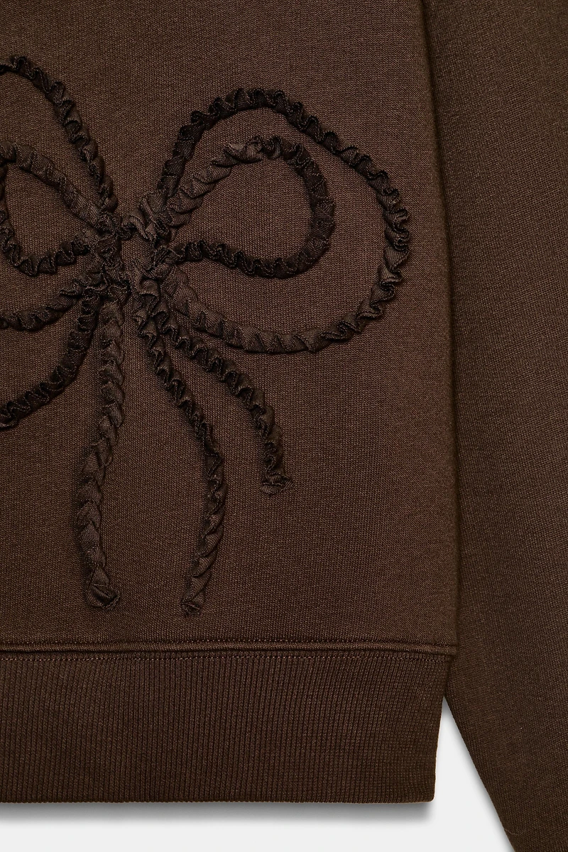 EMBOSSED BOW SWEATSHIRT