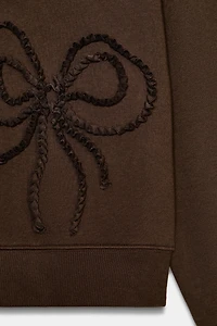EMBOSSED BOW SWEATSHIRT
