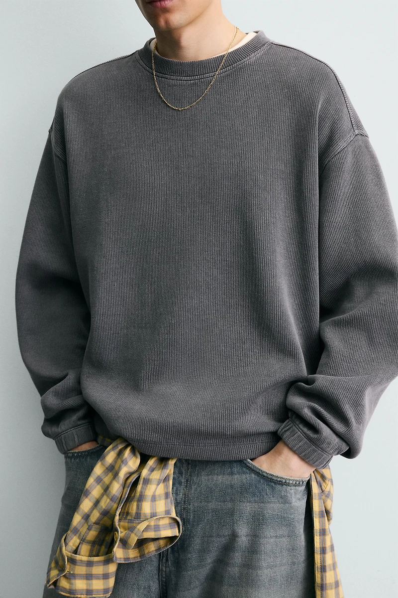 WASHED TEXTURED SWEATSHIRT