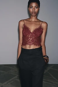 EMBROIDERED CROPPED TOP