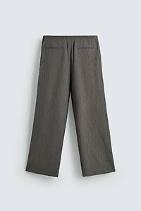 PANTALON FLUIDE À RAYURES ET EFFET FROISSÉ