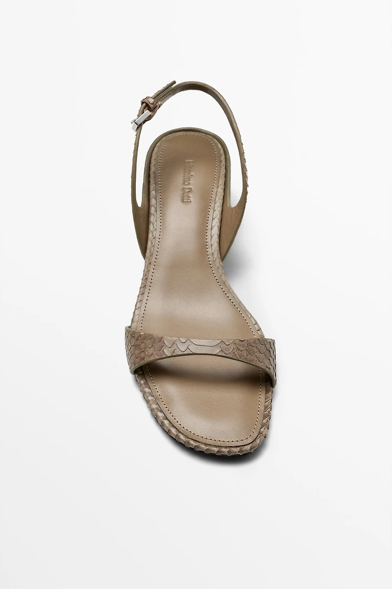 Sandale à talon en cuir gravé
