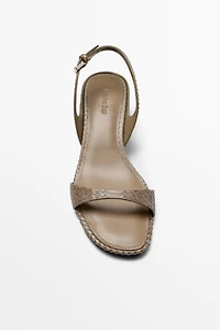 Sandale à talon en cuir gravé