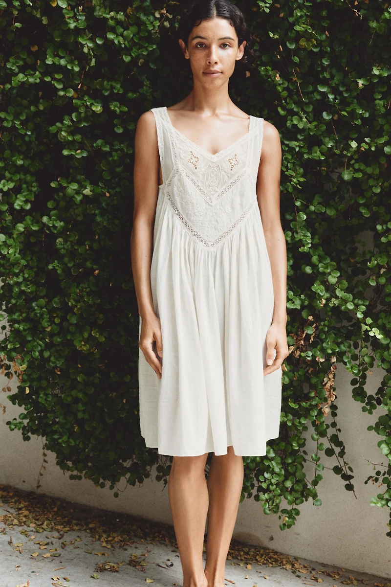 FLORAL EMBROIDERED PLEATED DRESS