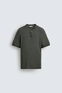 T-SHIRT EN MAILLE CANNELÉE À COL TUNISIEN