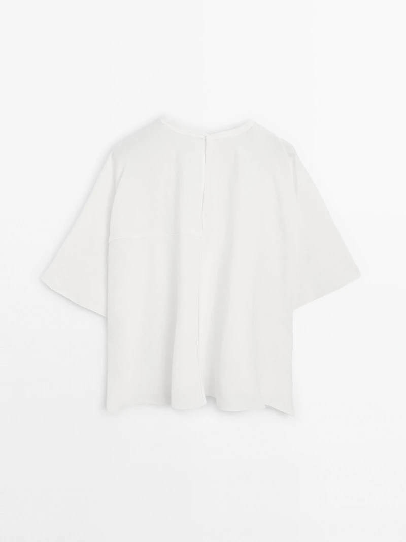 Short cape with seam details