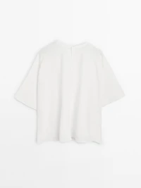 Short cape with seam details