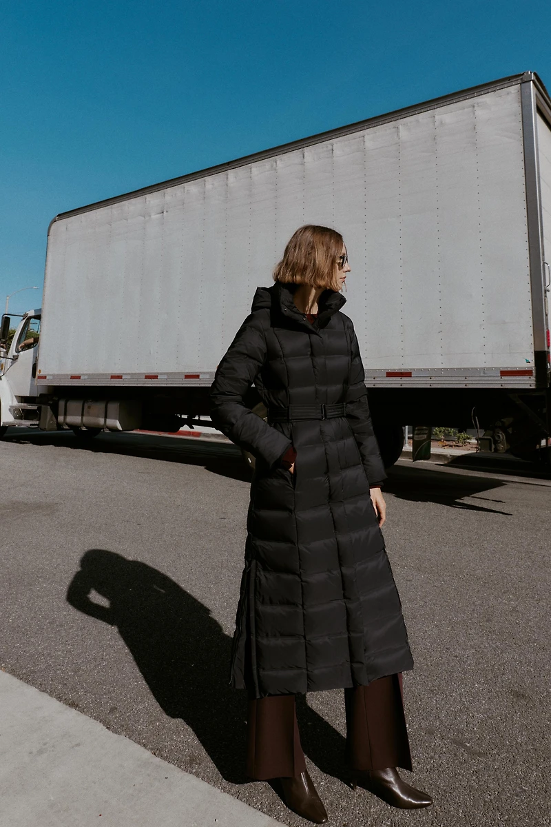 DOUDOUNE À CAPUCHE ET CEINTURE DÉPERLANTE COUPE-VENT
