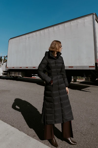 DOUDOUNE À CAPUCHE ET CEINTURE DÉPERLANTE COUPE-VENT