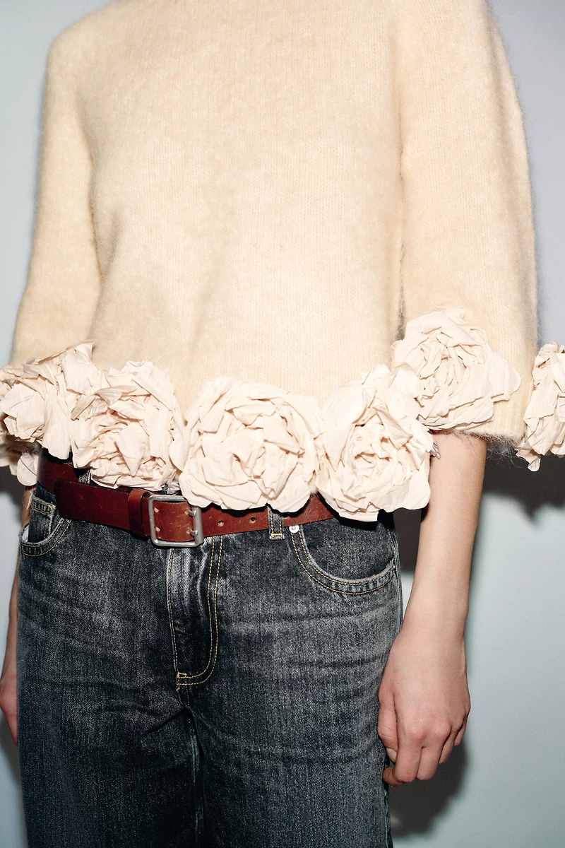 PULL EN MAILLE AVEC STRUCTURE À FLEURS
