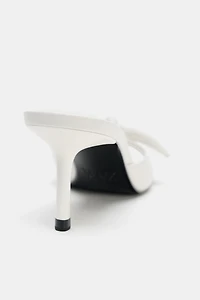 SANDALES À TALONS ET NŒUD EN CUIR