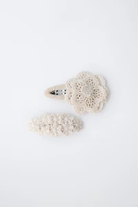 LOT DE DEUX PINCES À FLEURS EN CROCHET
