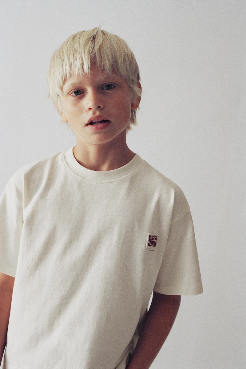 T-SHIRT UNI PIÈCE APPLIQUÉE
