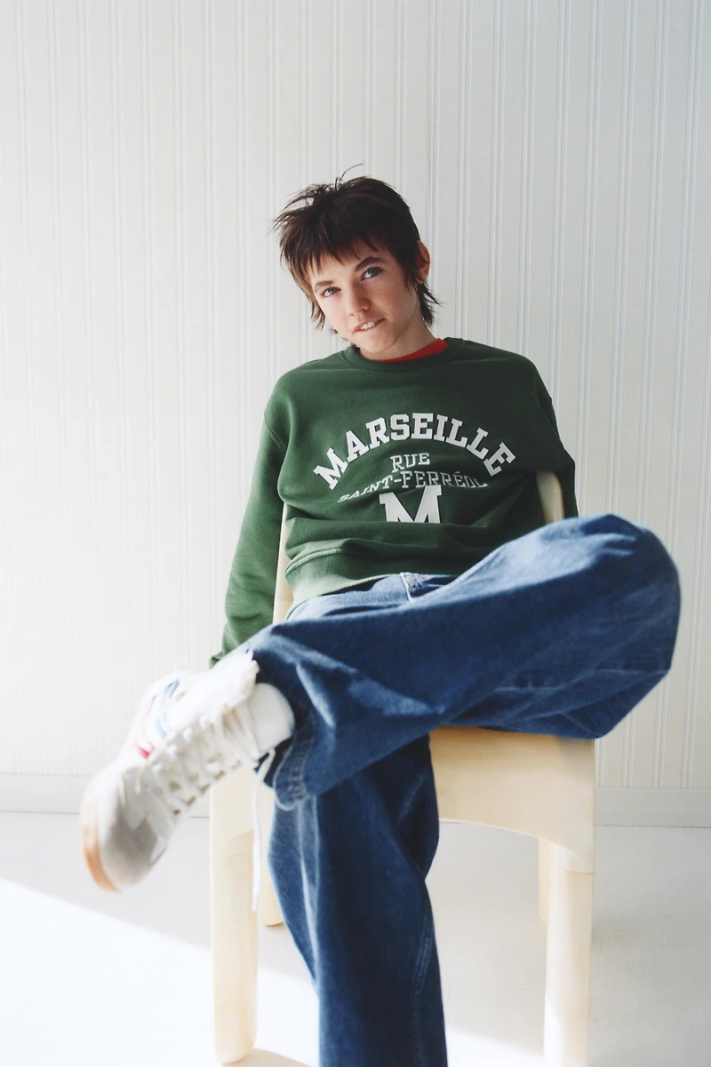 RAISED TEXT SWEATSHIRT