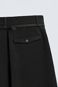 BERMUDA RELAXED FIT À PLIS ET CEINTURE