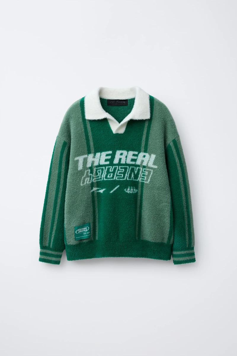 PULL POLO EN MAILLE EFFET FOURRURE AVEC INSCRIPTION