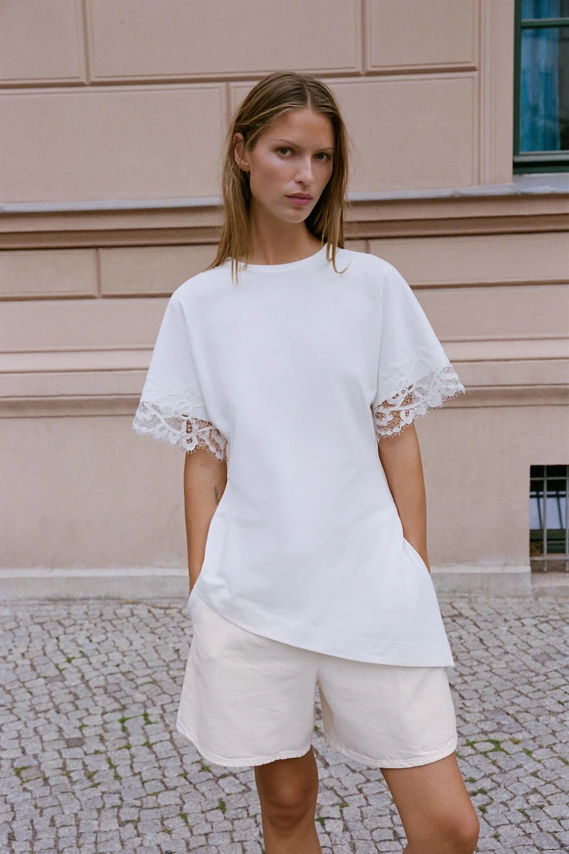 T-SHIRT ASYMÉTRIQUE EN DENTELLE