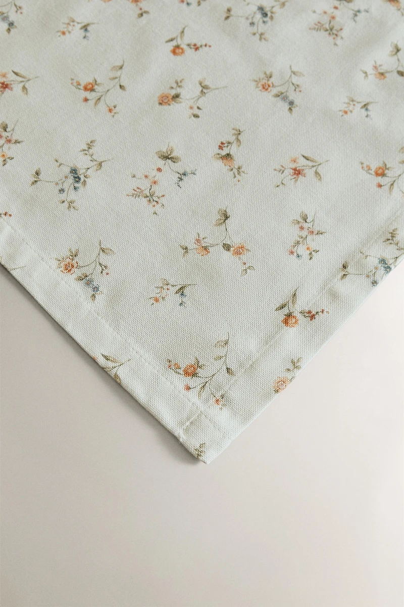 SMALL FLORAL PRINT TABLECLOTH