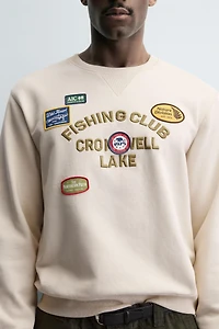 SWEAT À INSCRIPTION BRODÉE