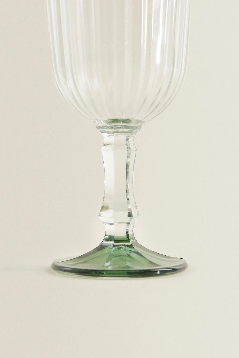 RAISED WINE GLASS WITH A COLORED BASE
