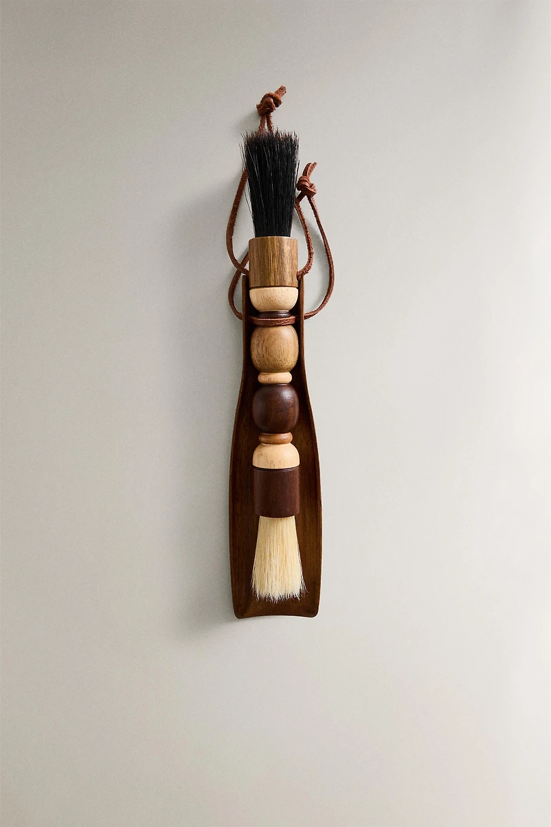 ACACIA WOOD DUSTPAN AND BRUSH SET (SET OF 2)