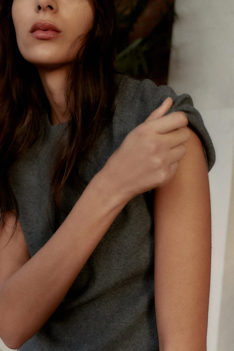 PULL EN MAILLE AU TOUCHER DOUX À MANCHES COURTES