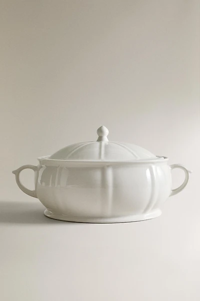 PORCELAIN TUREEN WITH A RAISED DESIGN