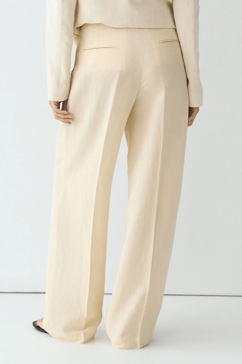 Flowing trousers with pleats